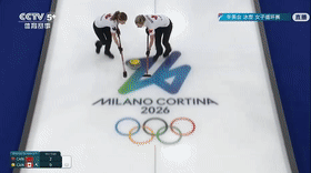 女子冰壶中国vs加拿大第四局加拿大队后手得到四分，目前加拿大队4比2领先中国队