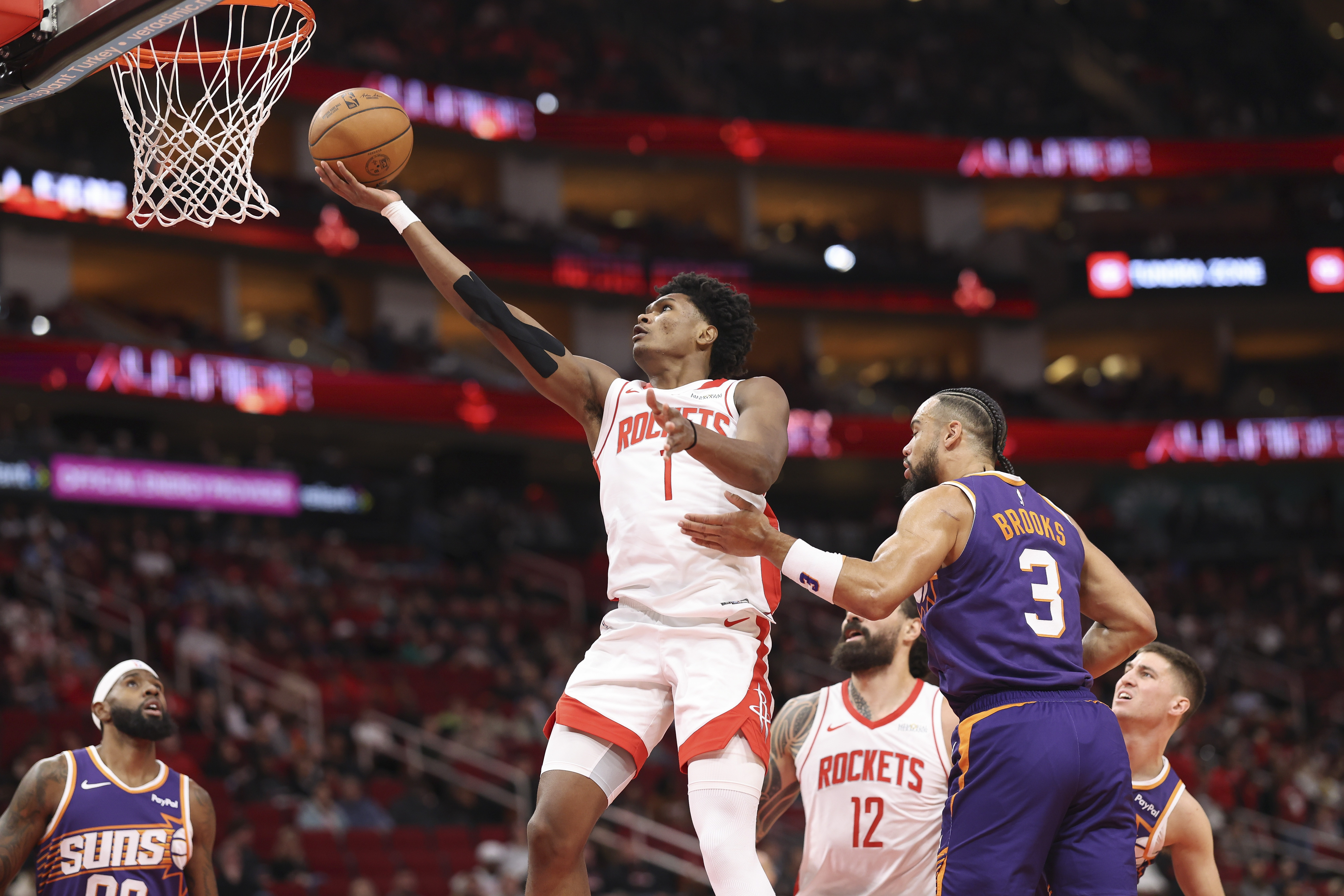 不少媒体认为，火箭队如果想要打高端局，尤其是在季后赛里赢球，那么必然需要找到一位