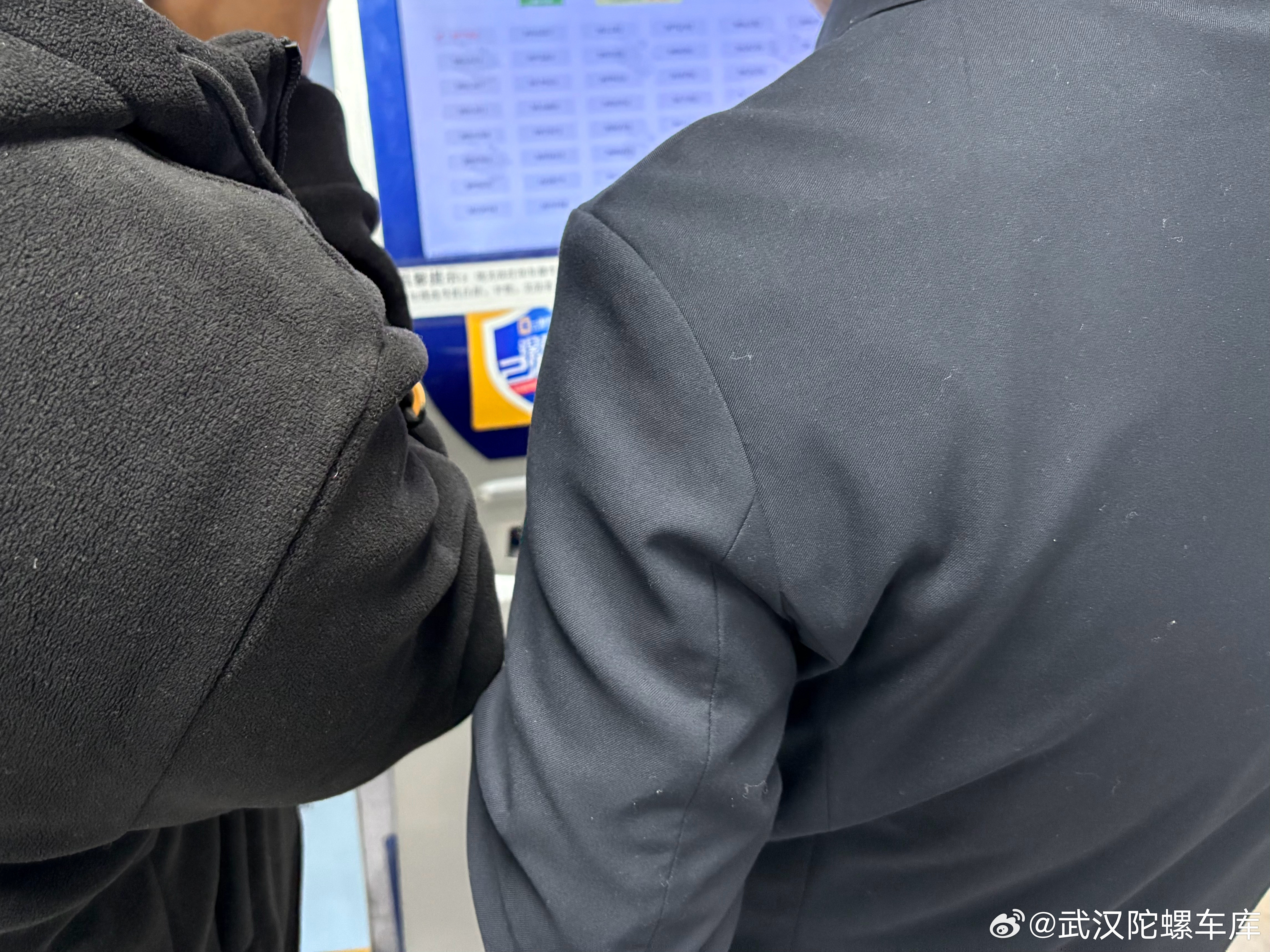 高尔夫大哥刚开完会特意来选号了还带着他山东籍的博士学生来开车甚至行政夹克外套都