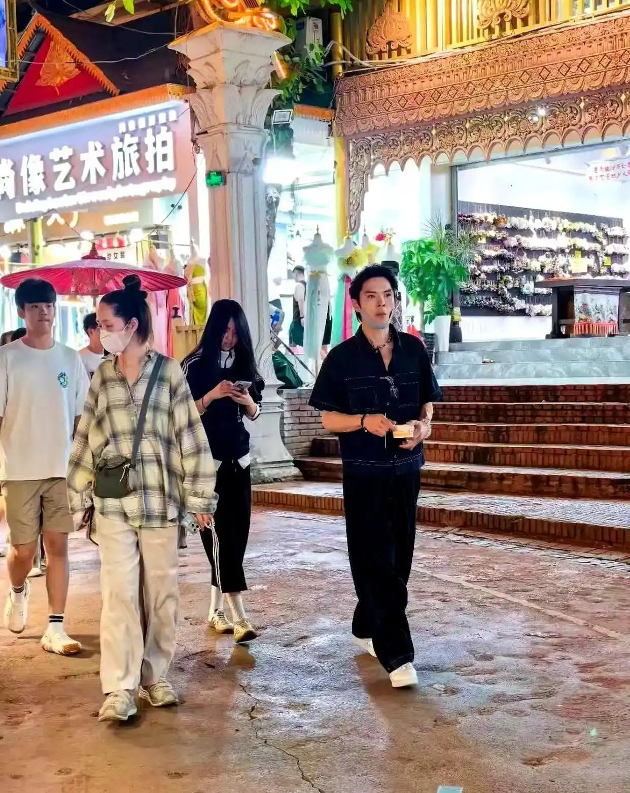 郭碧婷陪患癌父亲去云南放松心情，向佐深夜匆匆赶到：两人不牵手也不说话，素颜的他比