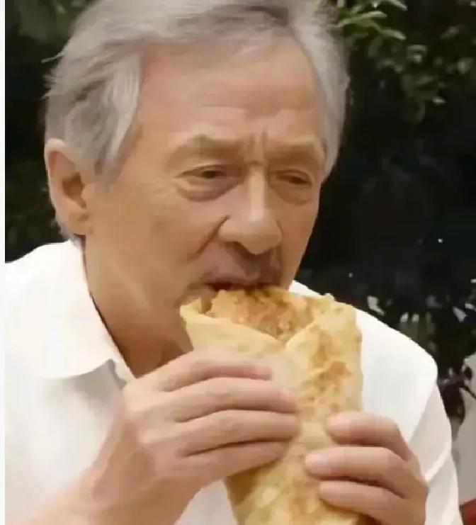 70岁还在打，家却散了片场一声开机，他照旧从三楼跳下。收工回酒店，儿子房祖