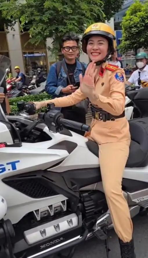 越南胡志明市有一对父子反向勒索三十多名交通警察约15亿越南盾，因敲诈勒索财产罪被
