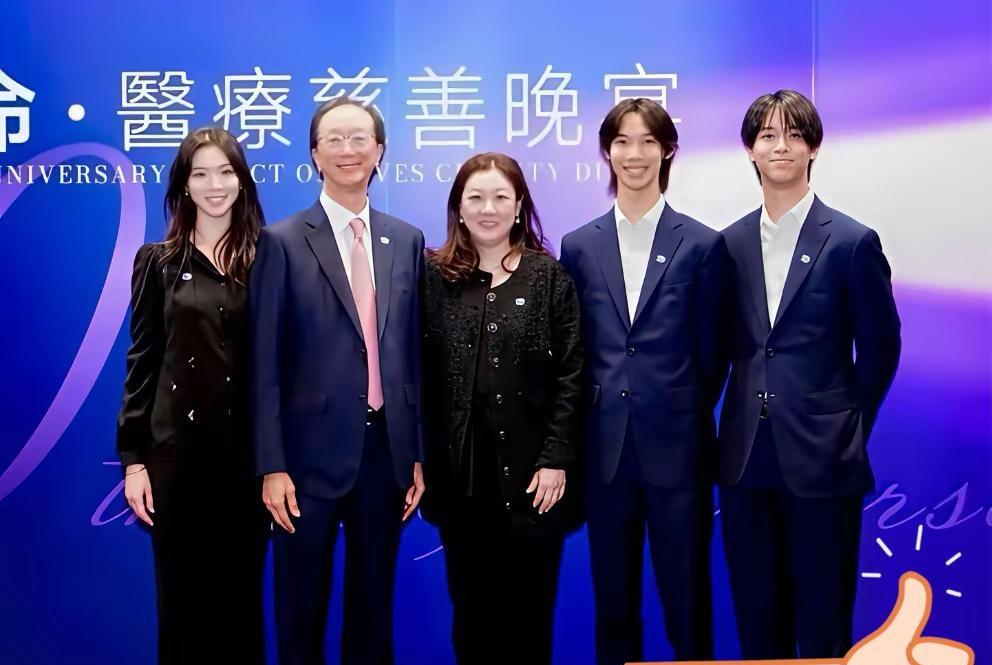 梁锦松74岁、伏明霞48岁，带三个孩子亮相，笑容特自然。大女儿23岁像妈，俩儿子