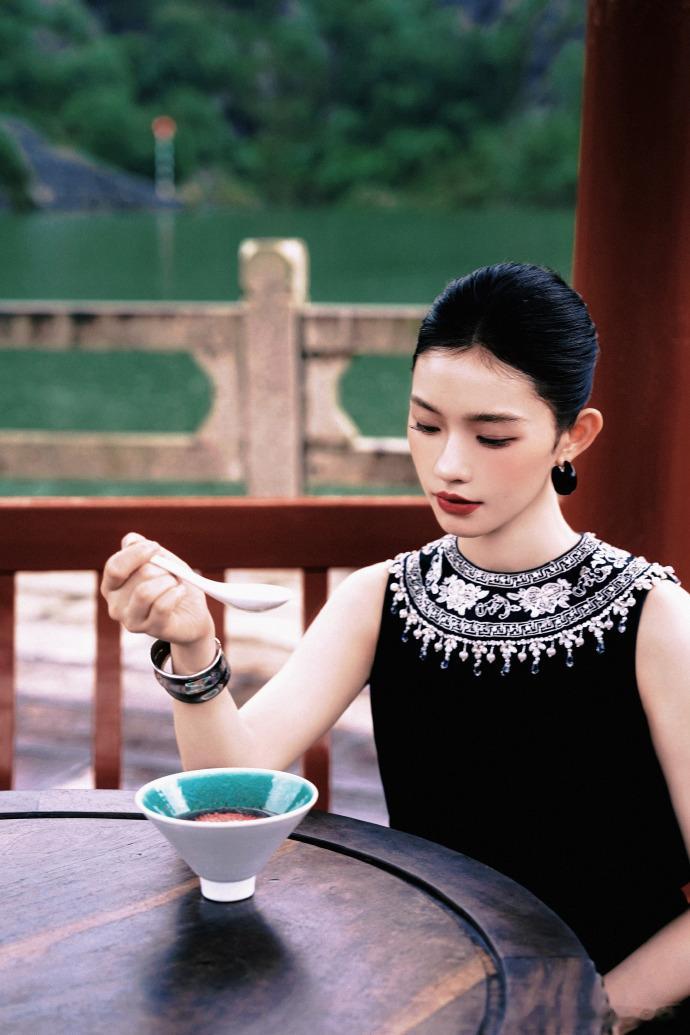 林允撑伞神图有了青山烟雨铺就水墨底色，一柄纸伞半遮眉眼，红裙撞进漫山青绿里，活