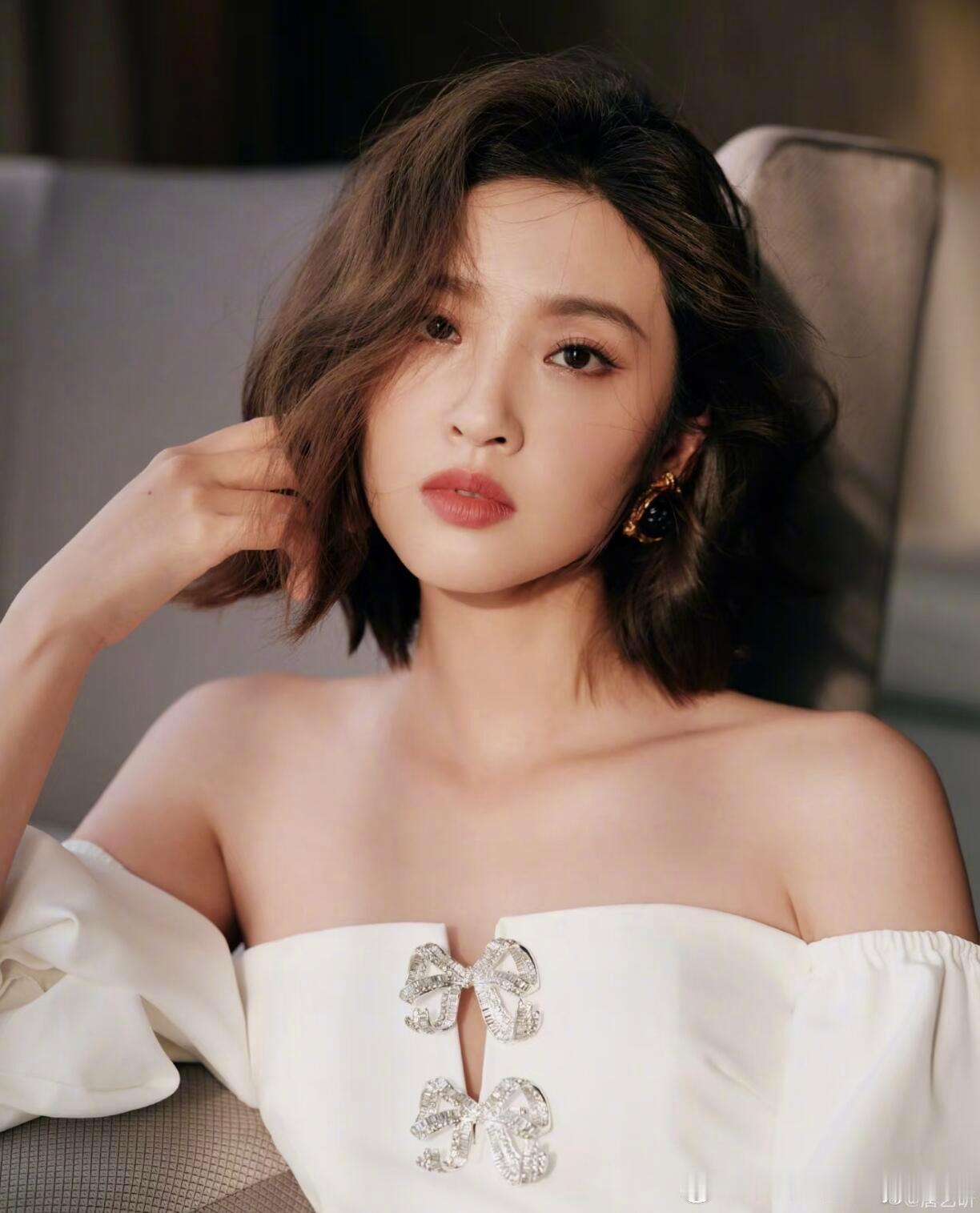 唐艺昕曾感慨：“不是每个人都运气好，遇到爱。”短短一语，却如重锤敲在心头。在这茫