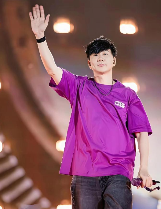 果然，四十多岁的男人就是不靠谱！胡彦斌找了个小16岁的网红，我忍了更夸张的是