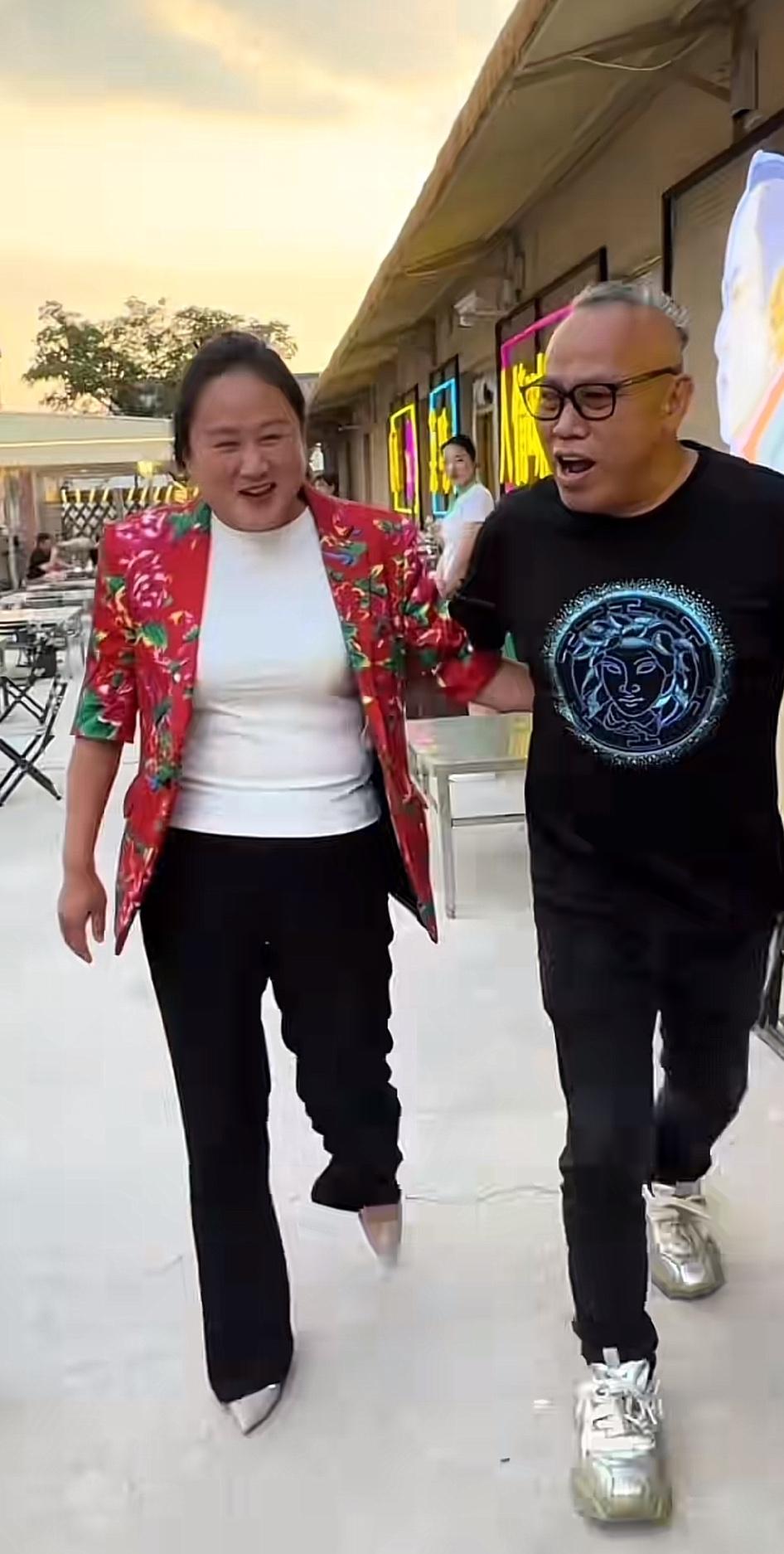 沛县团队小辫哥的结拜妹妹，柴火鸡茬子姐，还有她老公专程来小辫哥新开的大排档捧场。