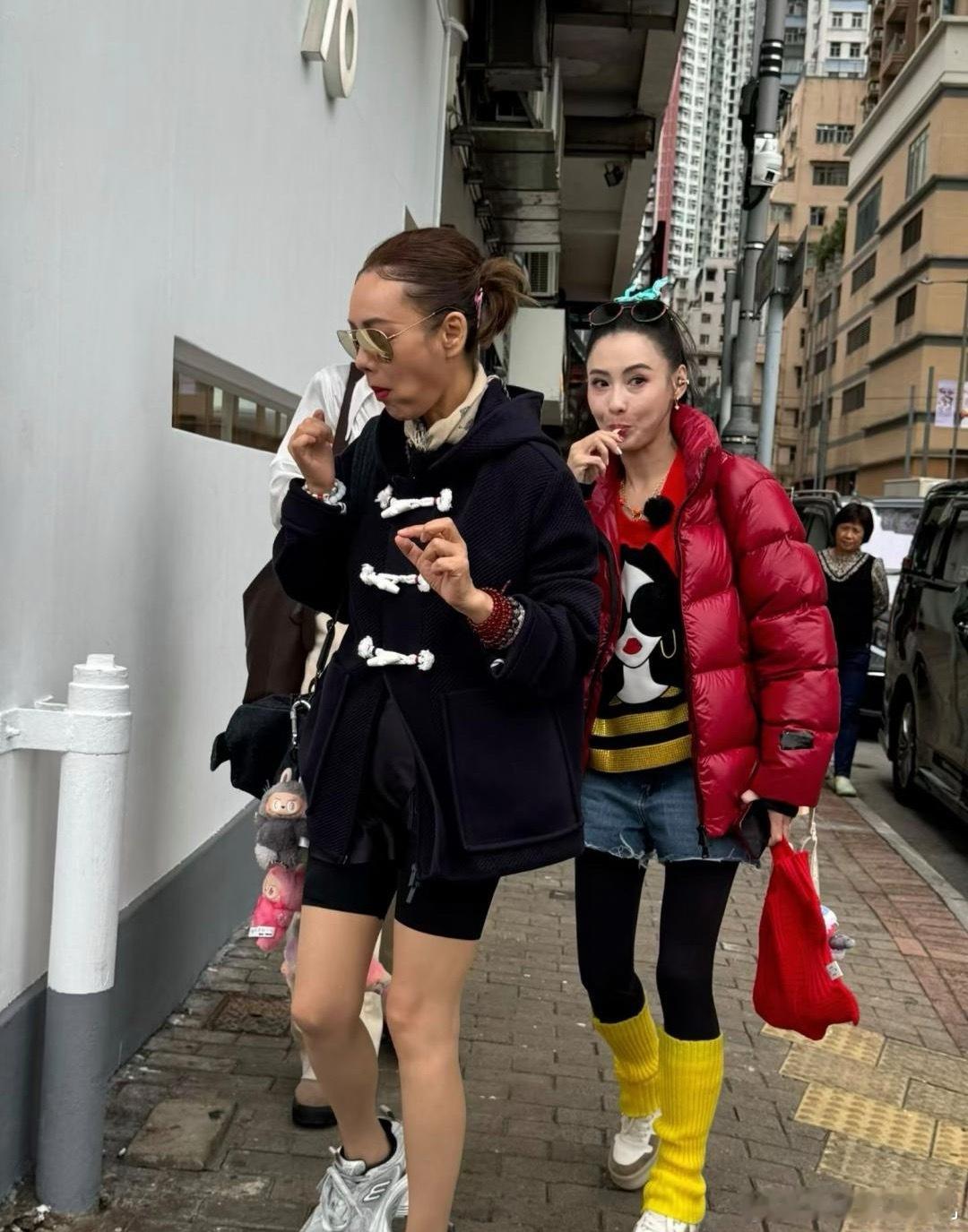 张柏芝和宁静在香港街头出现，两个人在大冷天逛街，一个穿着羽绒服，一个直接光腿，对