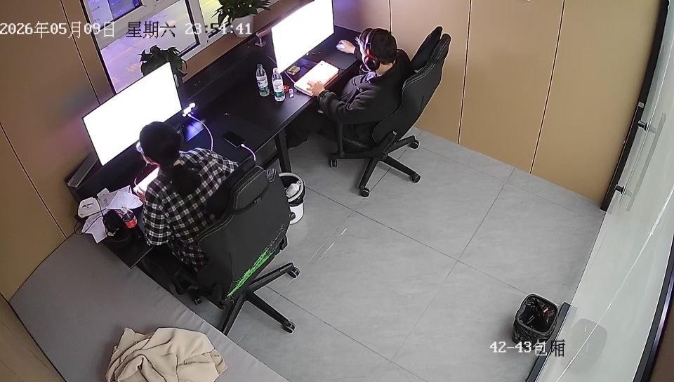 阿勒泰电竞馆暖心一幕！满屋喧闹里，姑娘连续5天静心苦读太戳心。“能在喧嚣红