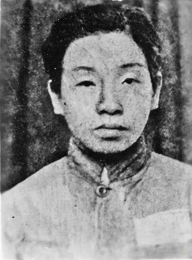 1948年的重庆渣滓洞监狱中，特务给女共产党员邓惠中上老虎凳时，无意中碰