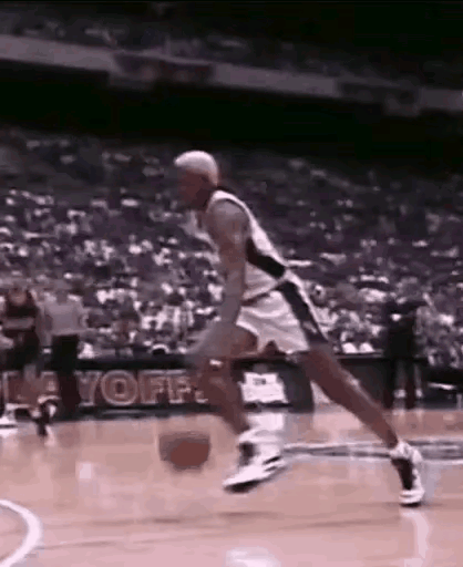 这是谁？比乔丹跳的还要高！😯