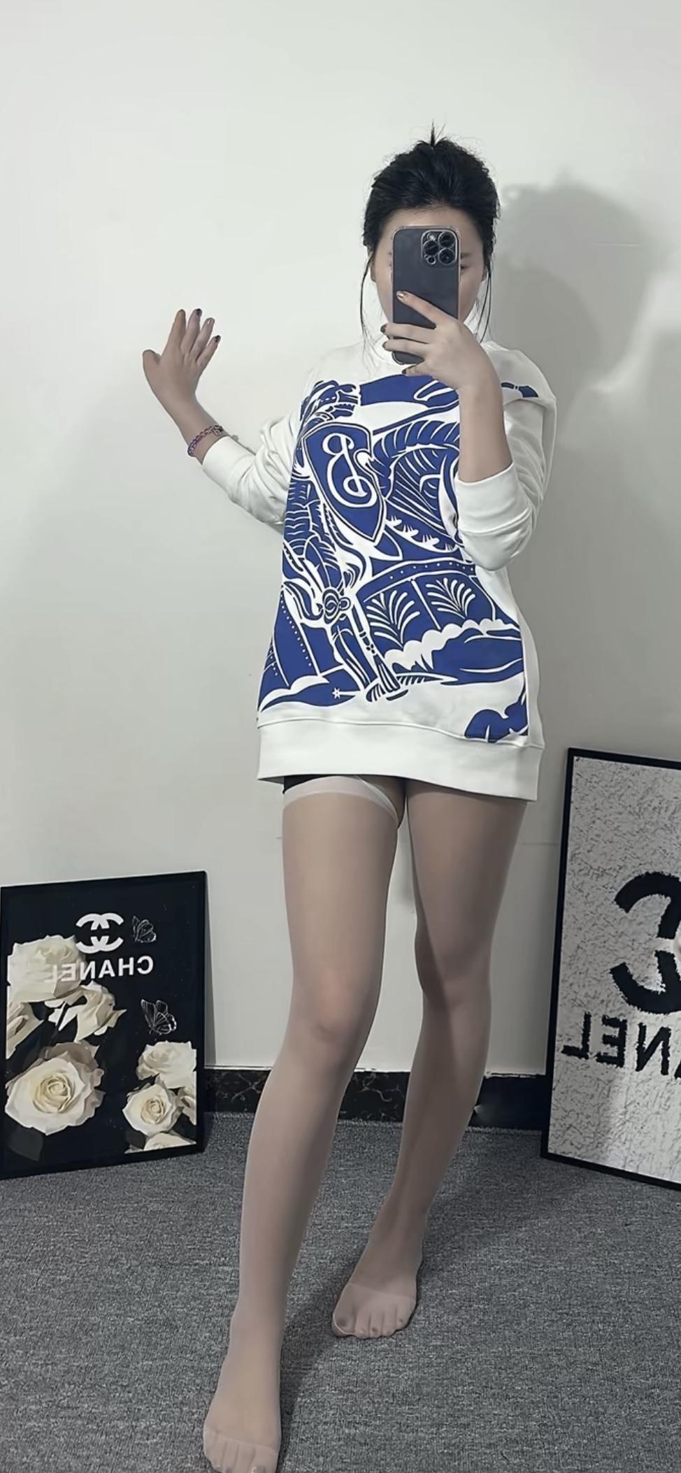 镜中人影，花间梦回。