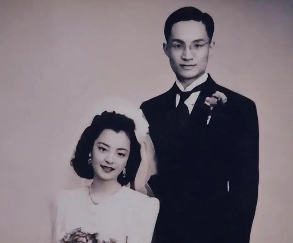 自古才子多风流。武侠之父金庸以一支妙笔，成全了千万读者的风月情深，却唯独亏欠了自