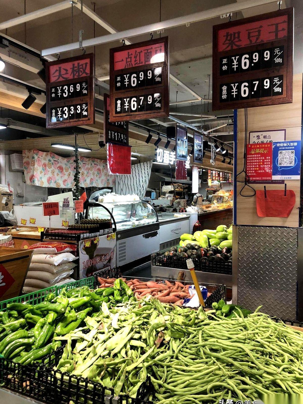 香菜，9块9。我滴个乖乖，这是香菜吗？这是绿色的锦鲤吧？买一把回家是不是得供起