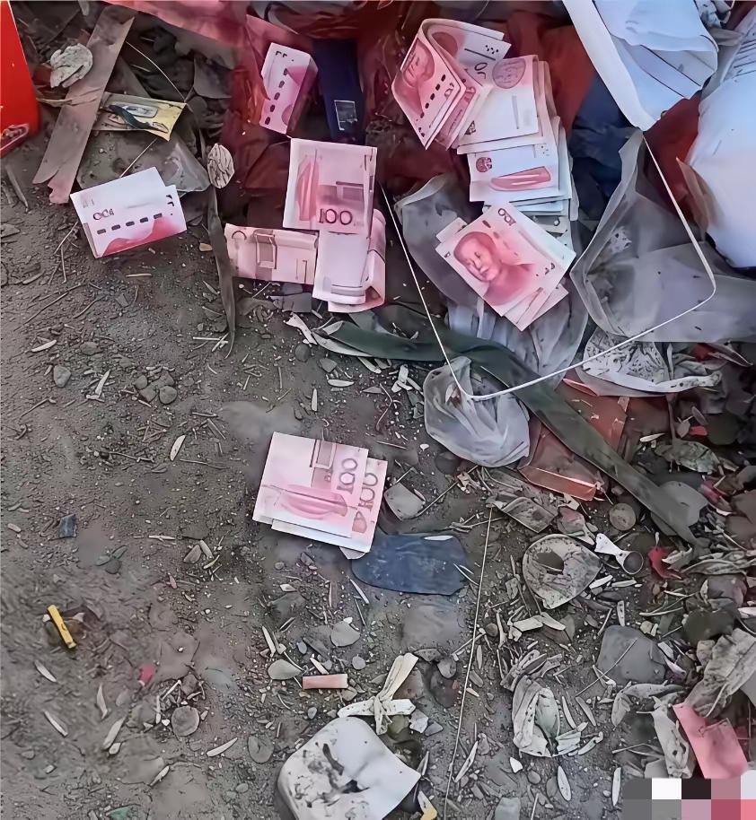 大清早的，你去楼底下倒垃圾，突然看到了这样的场面，第一时间你会怎么做？会不会把它