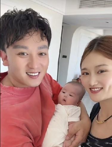 小故事！看看郭老大这一家人多幸福。不过郭老大他也有过痛苦，幸福就是
