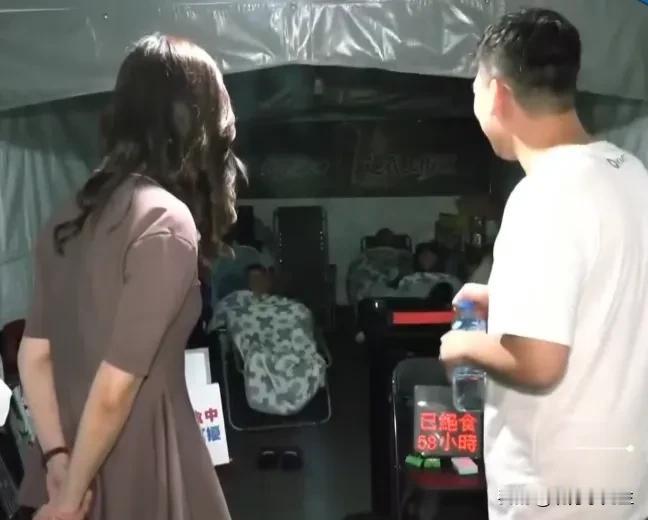昨天晚上，国民党主席郑丽文从南部返回台北后又再此赶赴国民党台北市议员杨植斗等四人