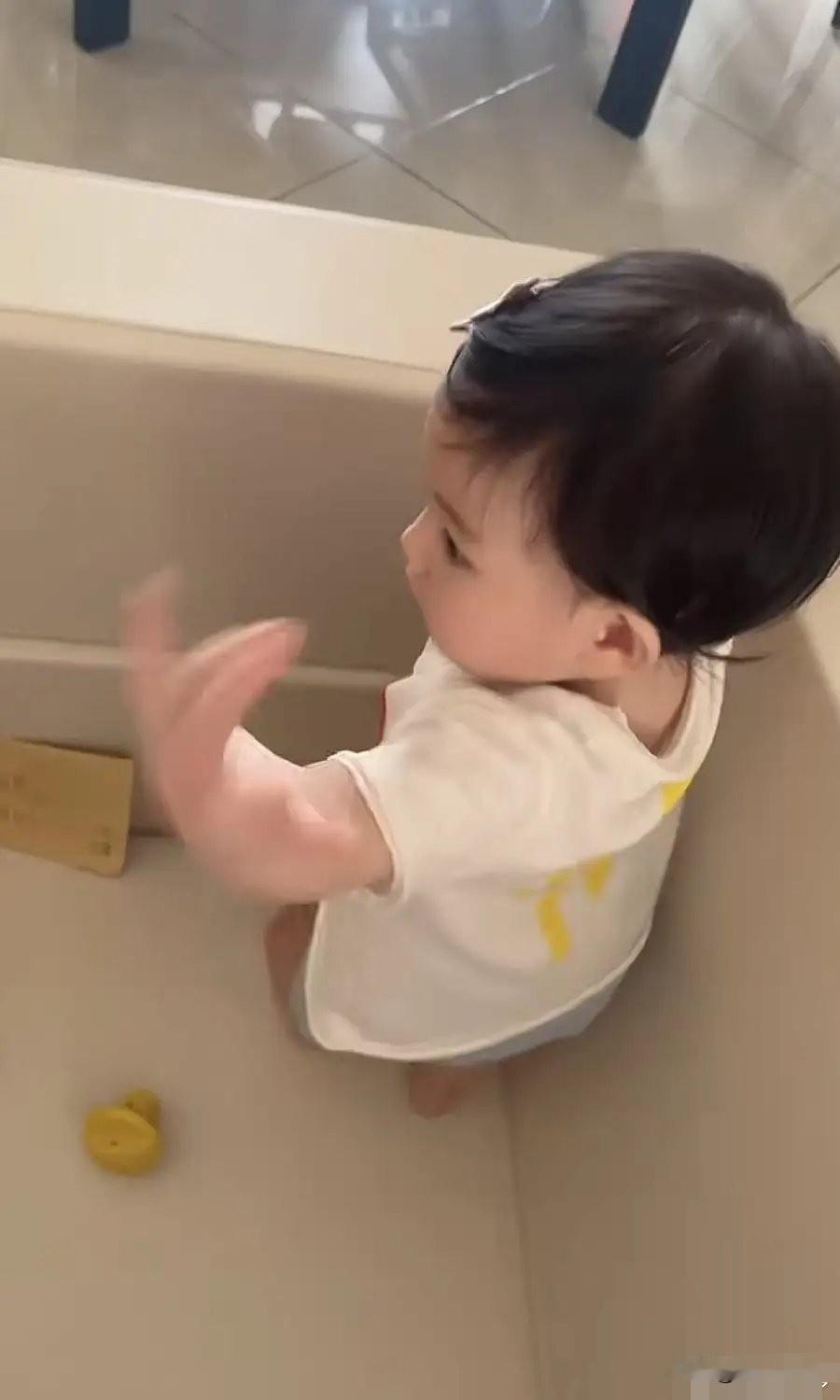 郭富城三胎女儿，意外曝光颜值！9月28日，方媛晒出11个月大三女儿郭咏心跳鲨