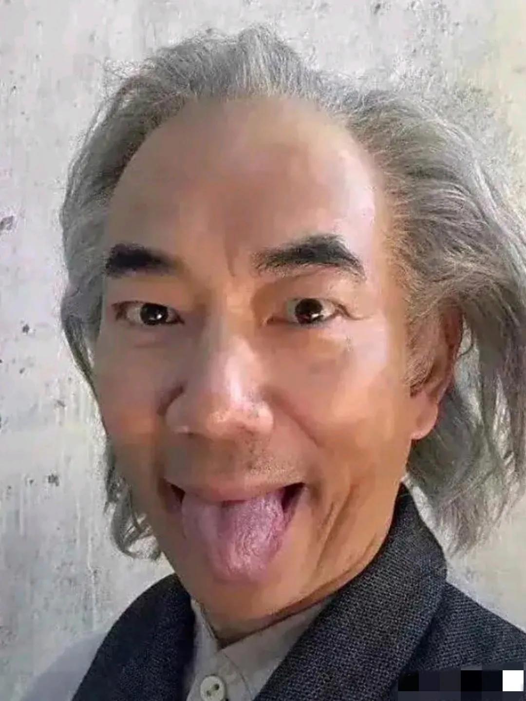 哈哈哈，镜头中奔六的任贤齐发际线严重后移，面庞沟壑丛生，眼袋明显，眉黑发白，脸长