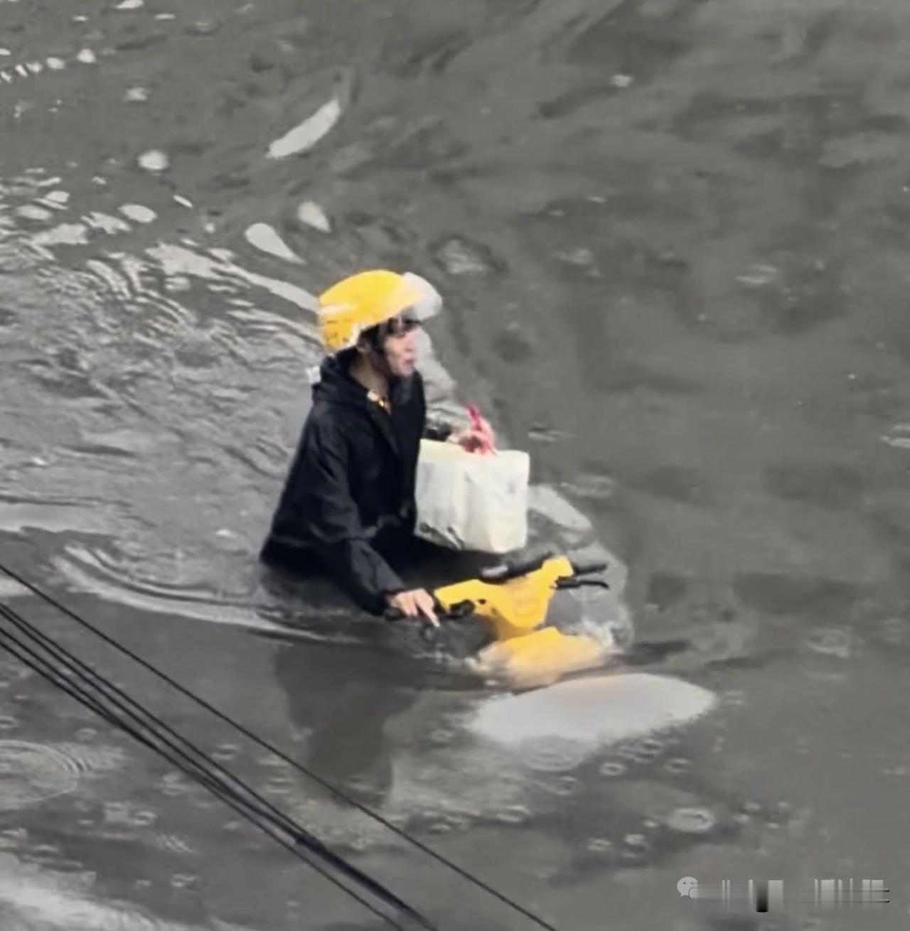 沈阳大雨，今天咱们不点外卖了❤️沈阳这两天的暴雨，真的太大了！路面积