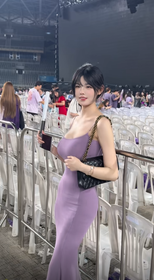 来看许嵩的演唱会，当然要穿紫色的衣服啦！