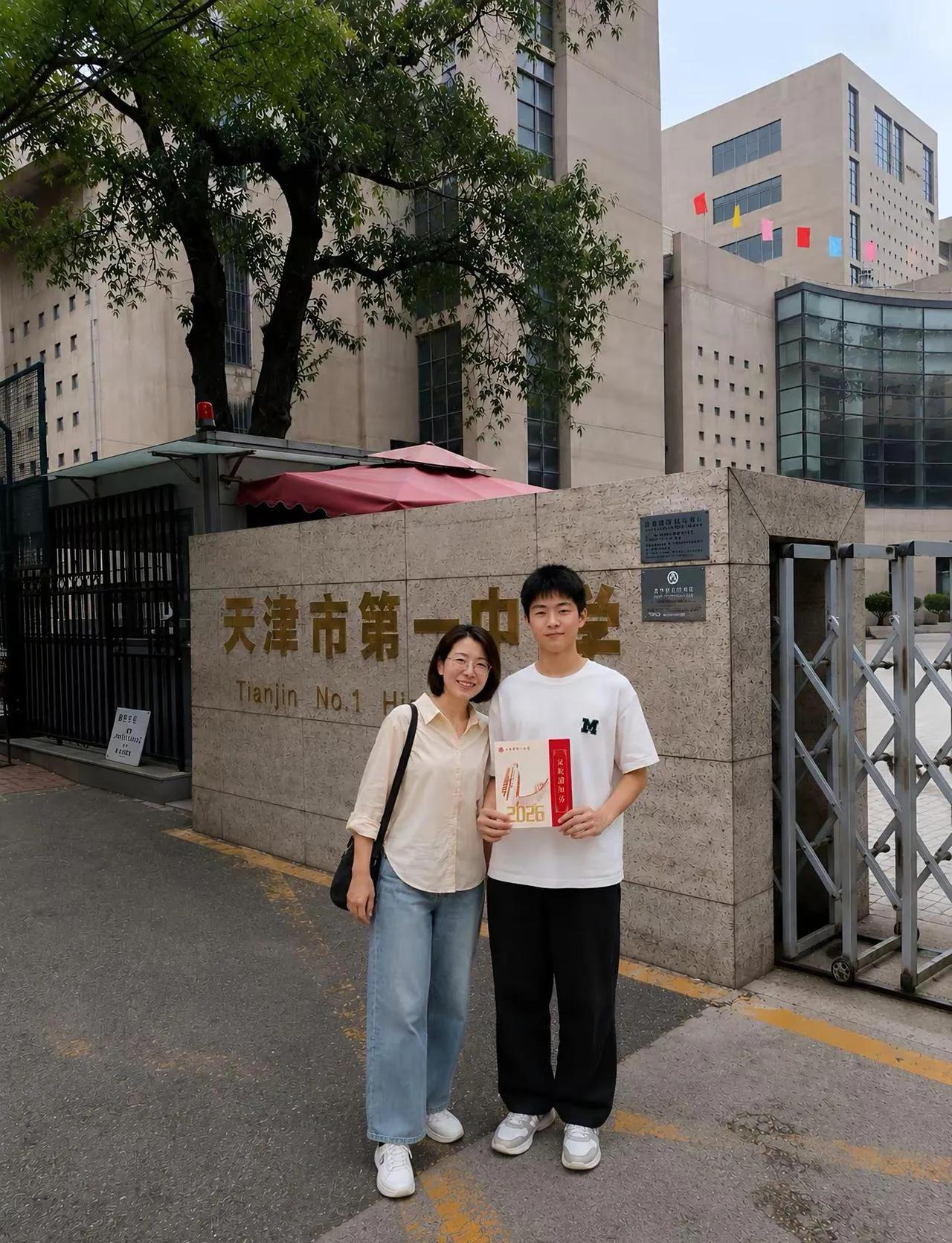 天津中考800分，照片中的这个孩子考了770分，被天津市最顶尖的中学--天津中学