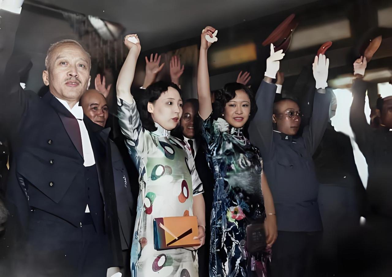 这张1934年3月1日的照片可真是个历史大戏的定格！那天在长春，哦不，当时叫“新