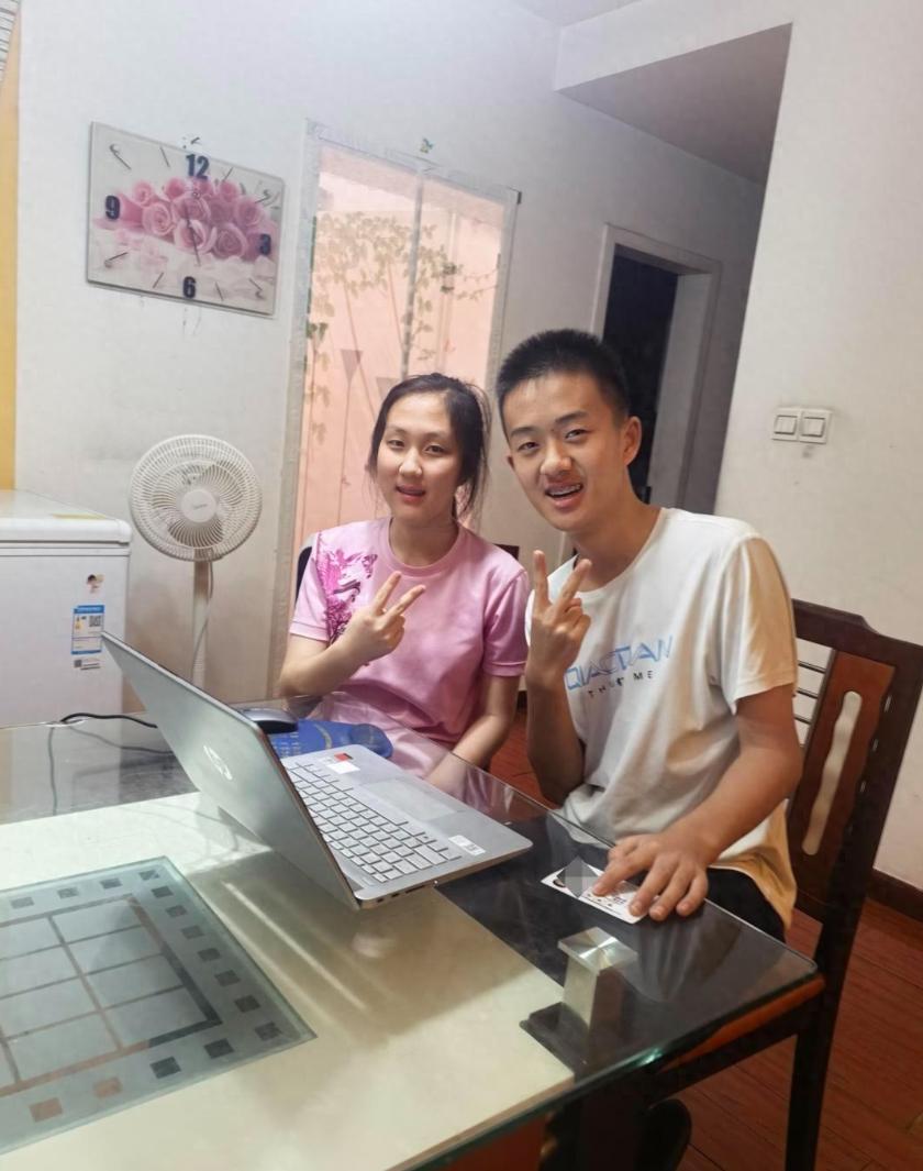四川绵阳这对龙凤胎火了，查分现场简直是大型“凡尔赛”现场。妹妹罗子淇考了753分