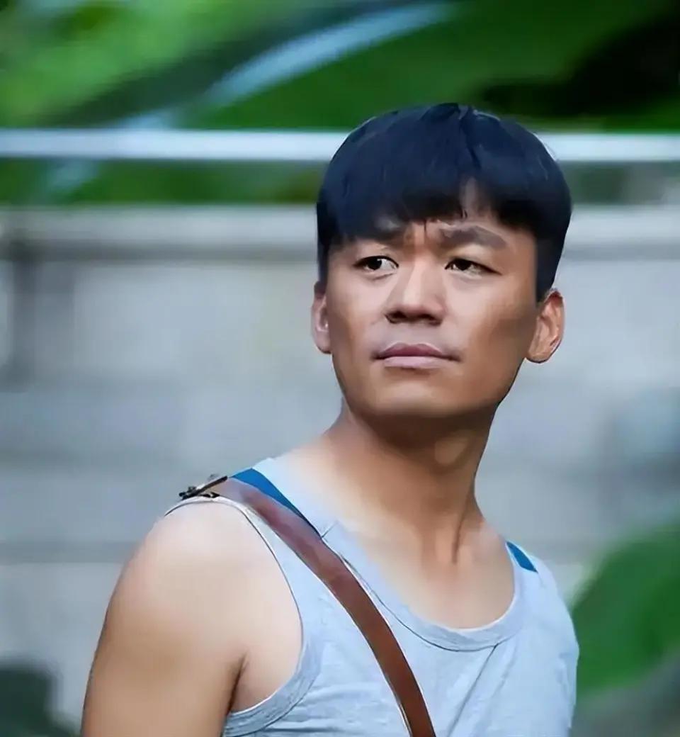 王宝强开着300万的大奔回村过年，看到村口的牌坊上写着“王宝强家乡”，王宝强很不