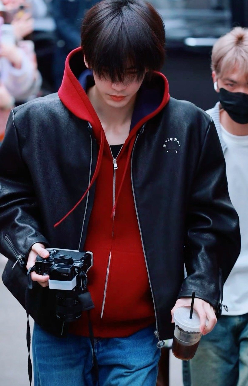 张凌赫素颜杀疯了张凌赫这脸是开了挂吗真的服了！张凌赫拍环保纪录片直接全素颜生图直