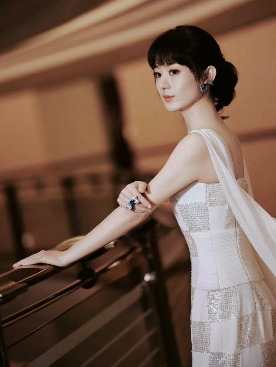 这居然是今天的@赵丽颖，[比心]