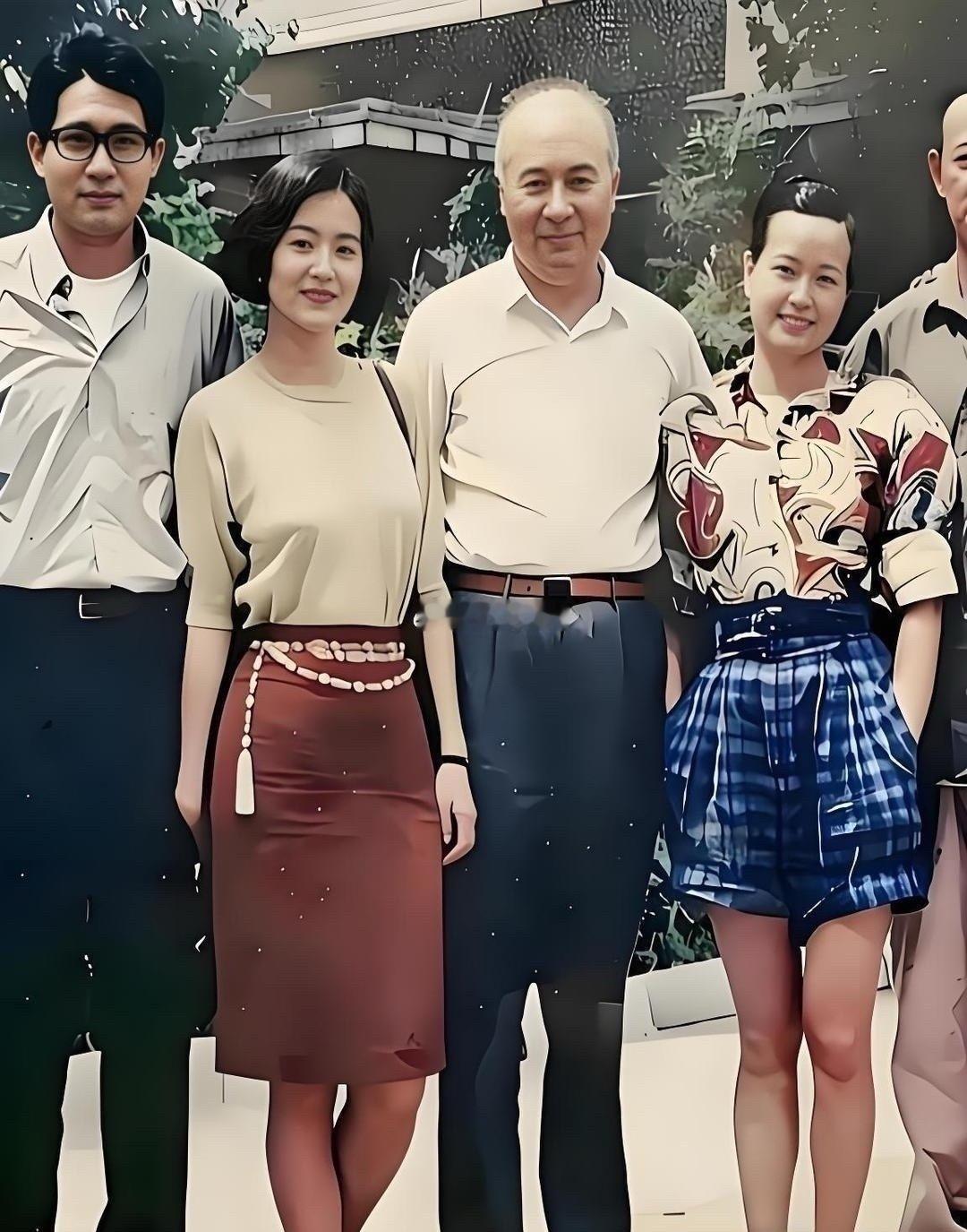 一张照片，左边林青霞衬衫红裙、十分精致、右边刘晓庆、格子短裤，清晰暴露了80年代的贫富审美差距​