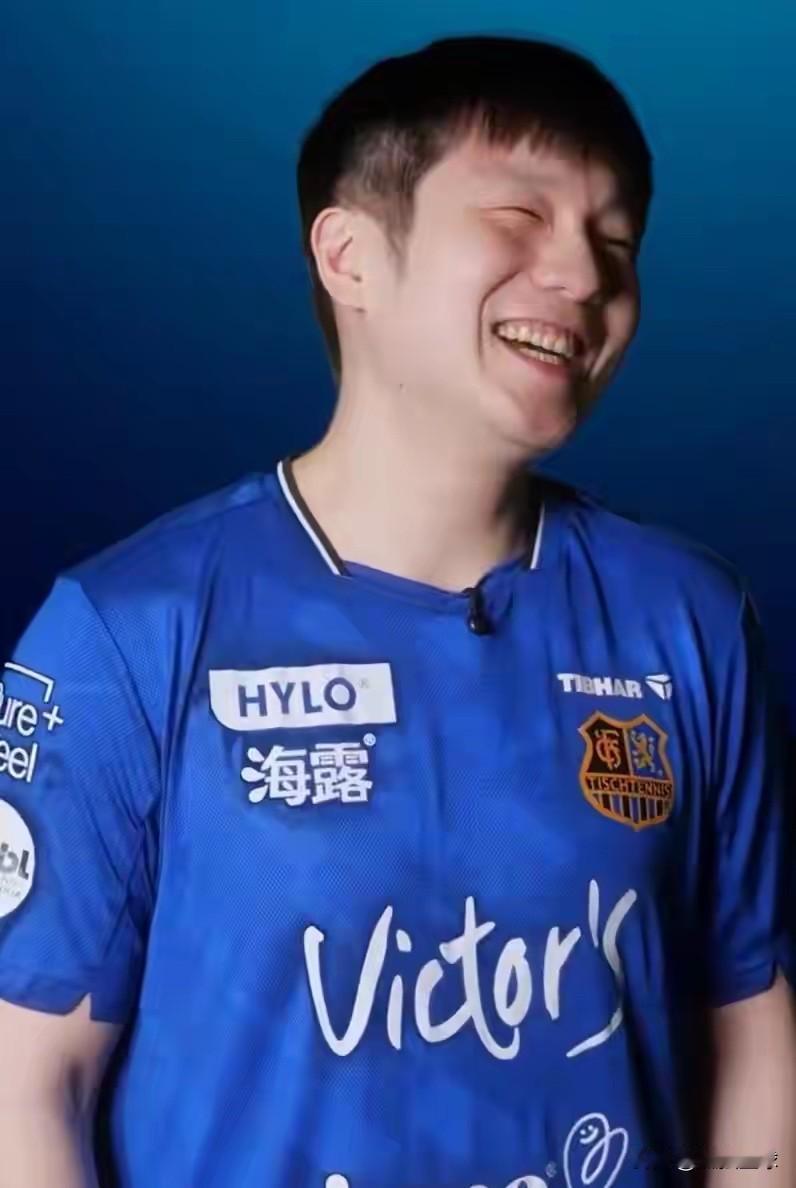 樊振东新年采访：他提到这3件事1、小胖说现在最喜欢的乒乓球运动员是自己队