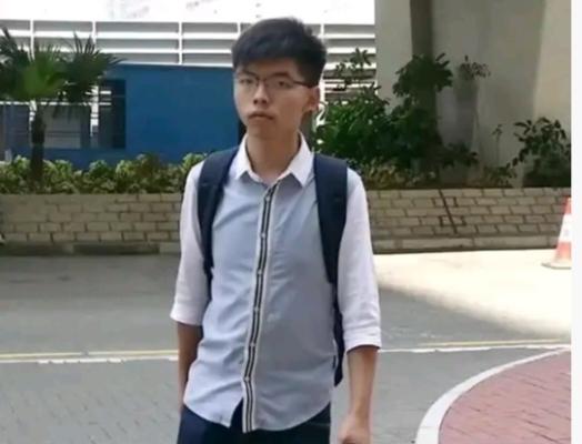 乱港分子黄之锋首次入狱时间是2017年8月，被监禁6个月。2020年12月被判