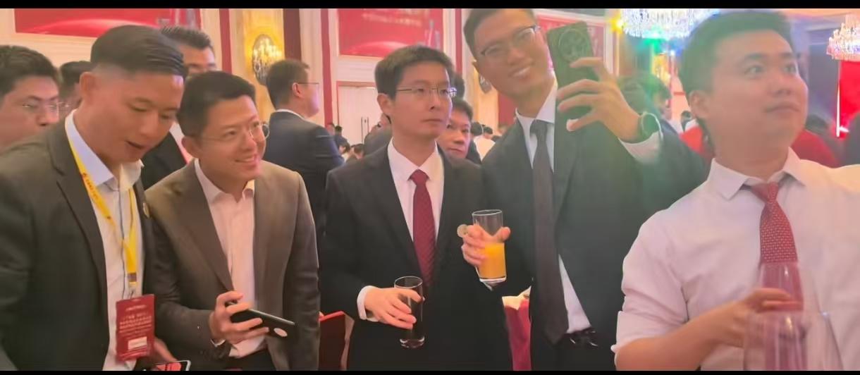 宇树科技上市庆功宴上创始人王兴兴和所有的宾客都太聪明了，没有一个人愿意喝白酒的，