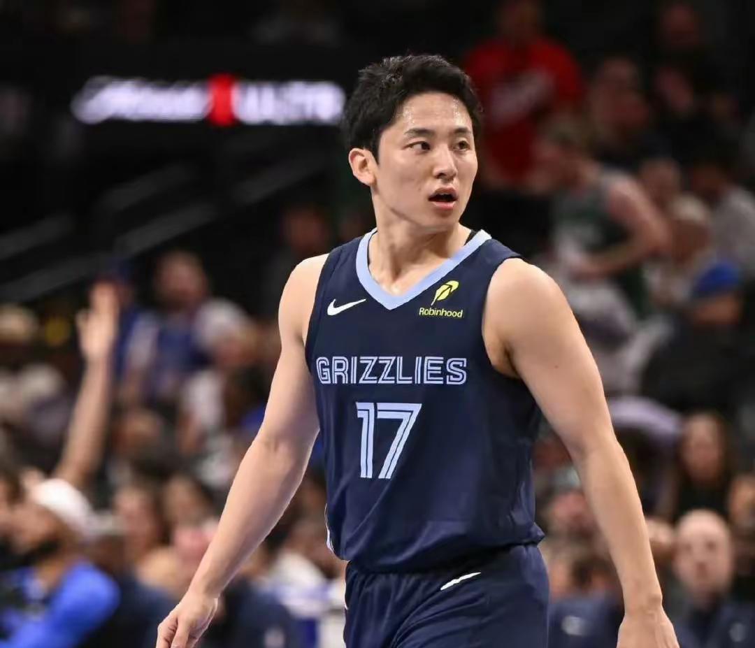有人说：“就算河村永辉打不了NBA，打你个垃圾CBA绰绰有余！”我们不妨仔细研
