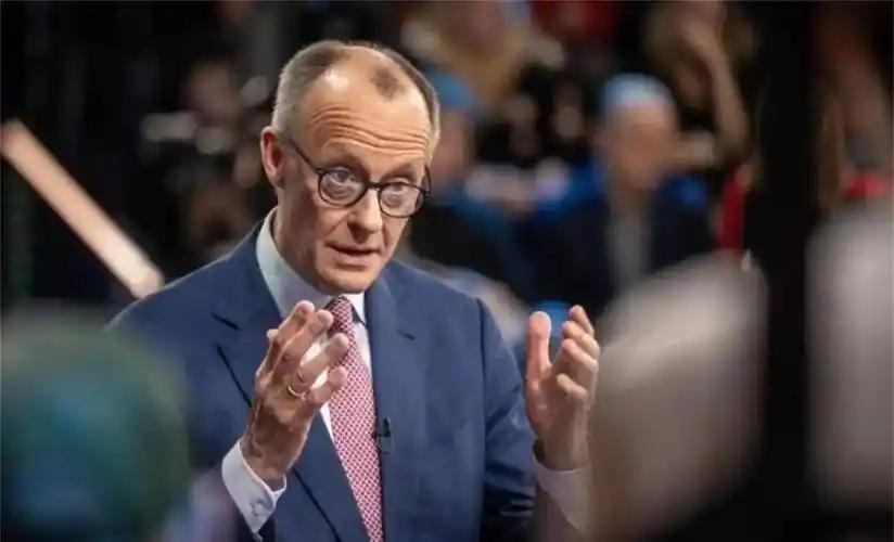 默茨摊牌！曾敞开怀抱的德国，为何急着送走70万叙利亚人？真相扎心。当地时