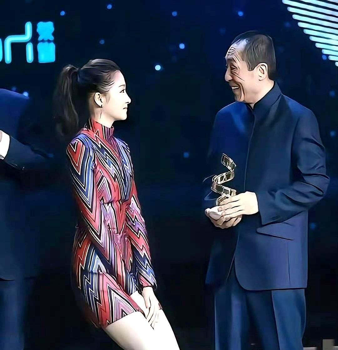 巩俐赤脚奔向张艺谋的戏码，压根没发生过。没有踢掉高跟鞋的狂奔，也没有晕开睫