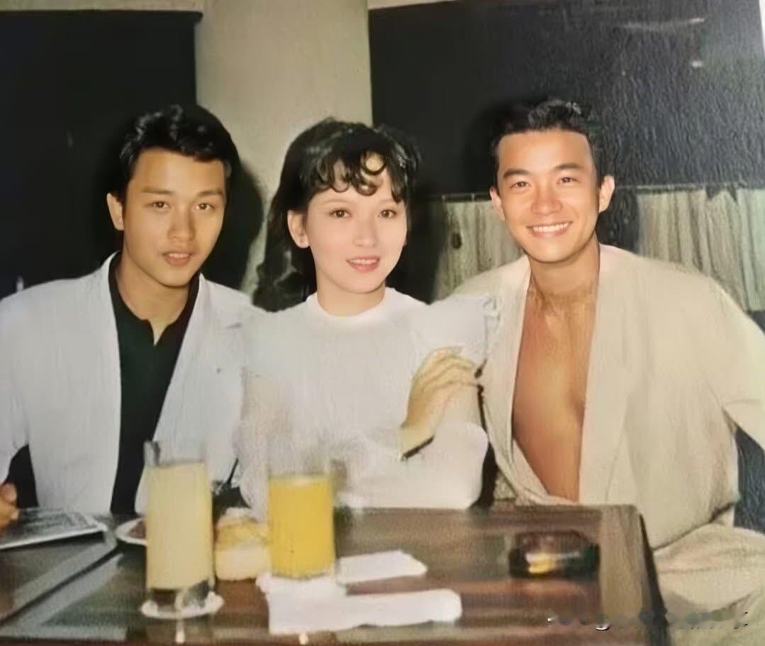 这是拍于上世纪80年代的珍贵老照片，绝大多数人只能认出两个男的，陌上人如玉，公子