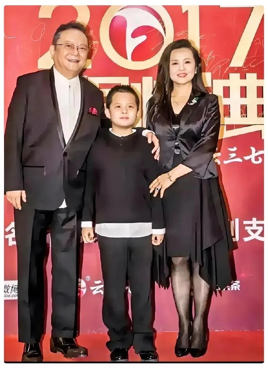 77岁的王刚，60岁得子，本以为晚年可以享清福，没想到现在17岁的儿子给他带来了