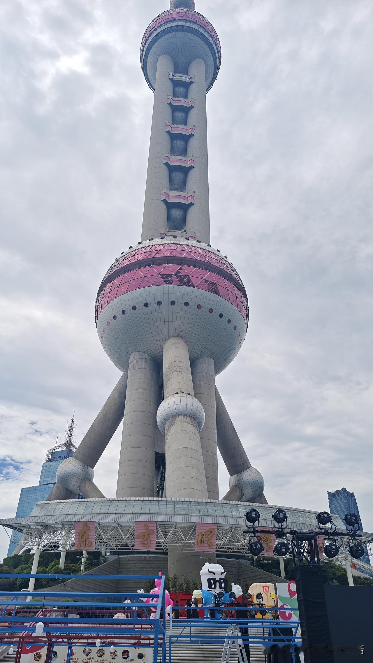 我来上海旅游了，专程打卡上海东方明珠，景区人山人海，就算提前线上买好门票，登塔依