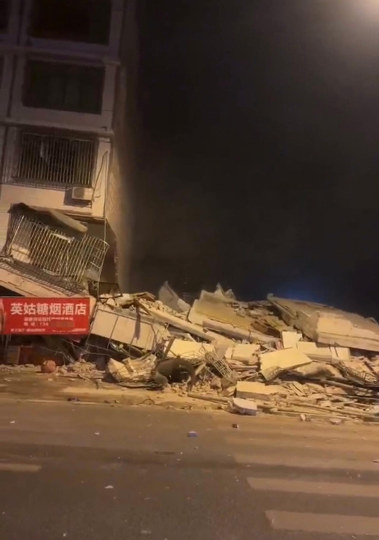 柳州5.2级地震：一家糖烟酒店坍塌