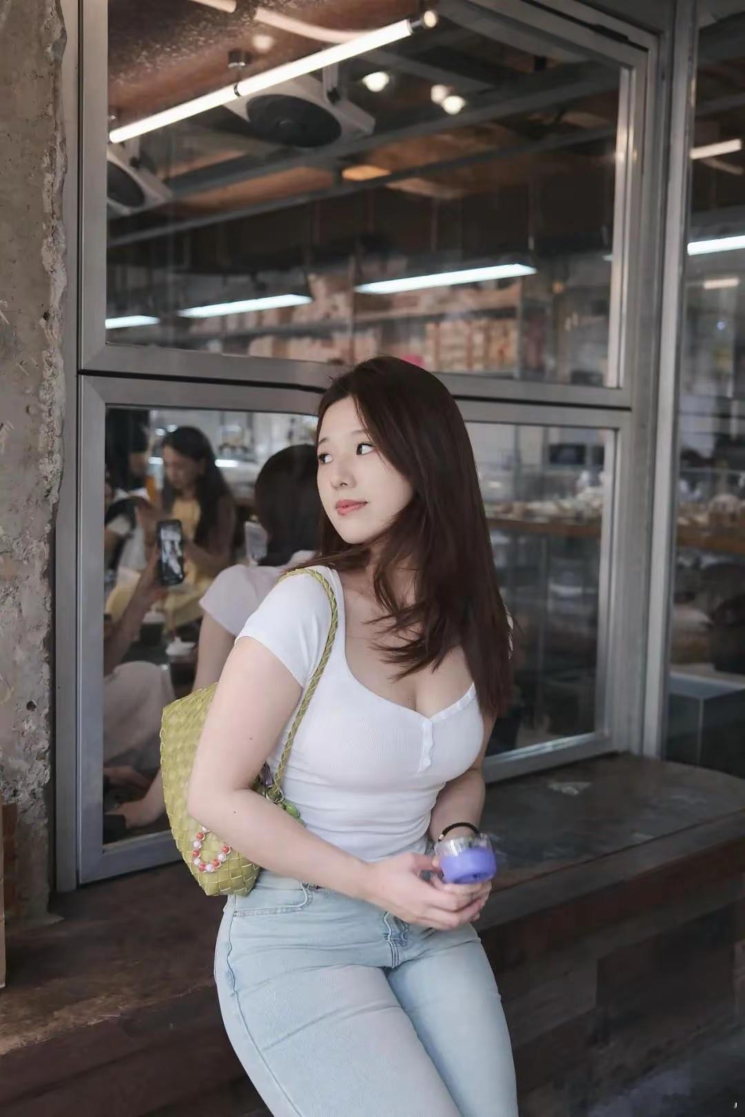 少年心动是仲夏夜的荒原，割不完，烧不尽，长风一吹，野草便连了天。