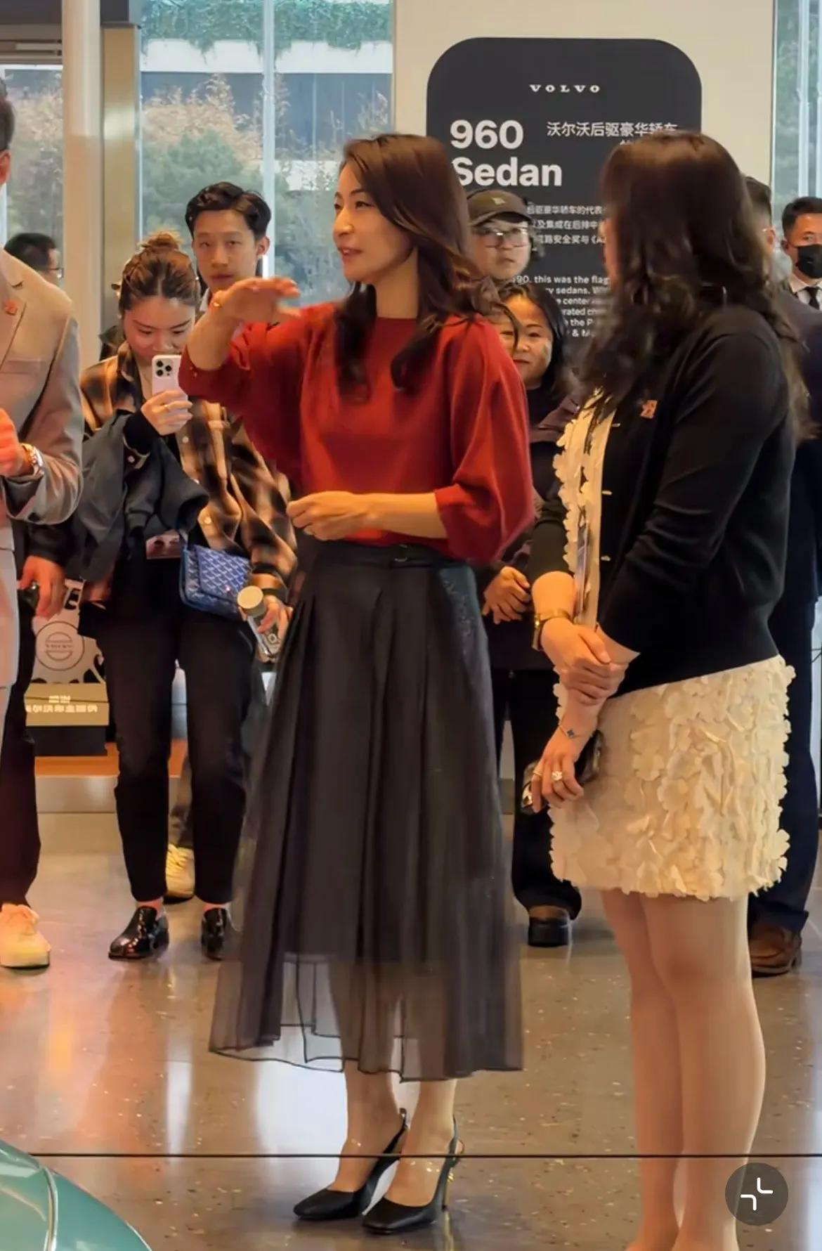 郭晶晶这次沃尔沃活动，真的被狠狠惊艳到了！完全没有“豪门滤镜”。红衣配长裙，没有