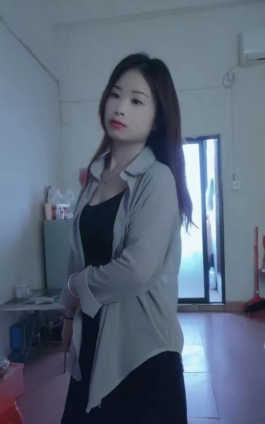 你们发现没，现在好多大龄剩女都变得面目狰狞了。青春没了，舔狗跑了，连那些看见女人