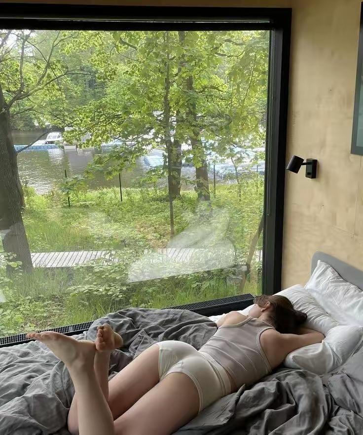 水声落进窗棂（现代诗）窗外的水声是你没写完的信一滴，两滴浸着月光的软