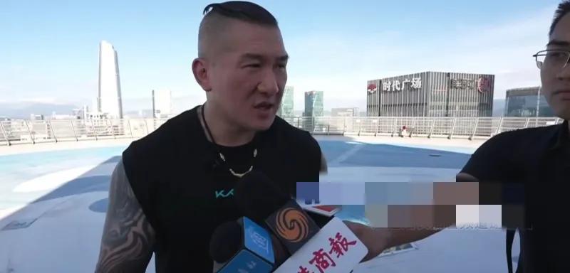 馆长今天在深圳乘坐了地铁和直升机，从天上到地下体验了一把深圳便捷的公共交通，体验