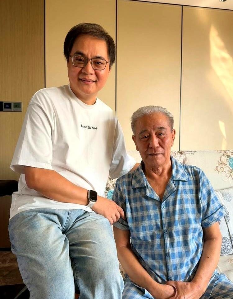 真正的和解，就是把嘴闭上！82岁的马志明坐在自家沙发上，满头银发，穿着家居服，