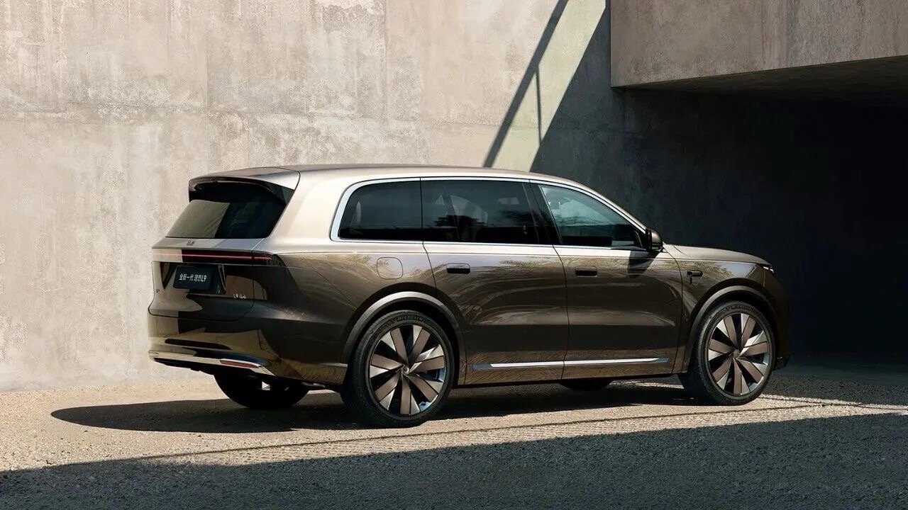 全新的理想L9，今天基本除了内饰，全明牌了。1️⃣命名L9Livis，坚持迈向