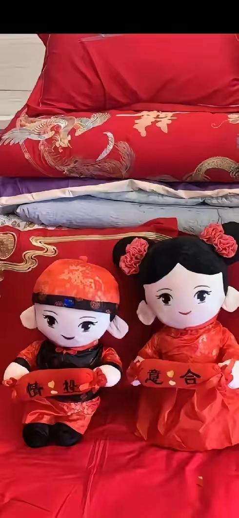 新婚夜，差点没离婚。昨天十一，邻居儿子结婚，晚上新娘子看见大姑姐坐在自己的婚床